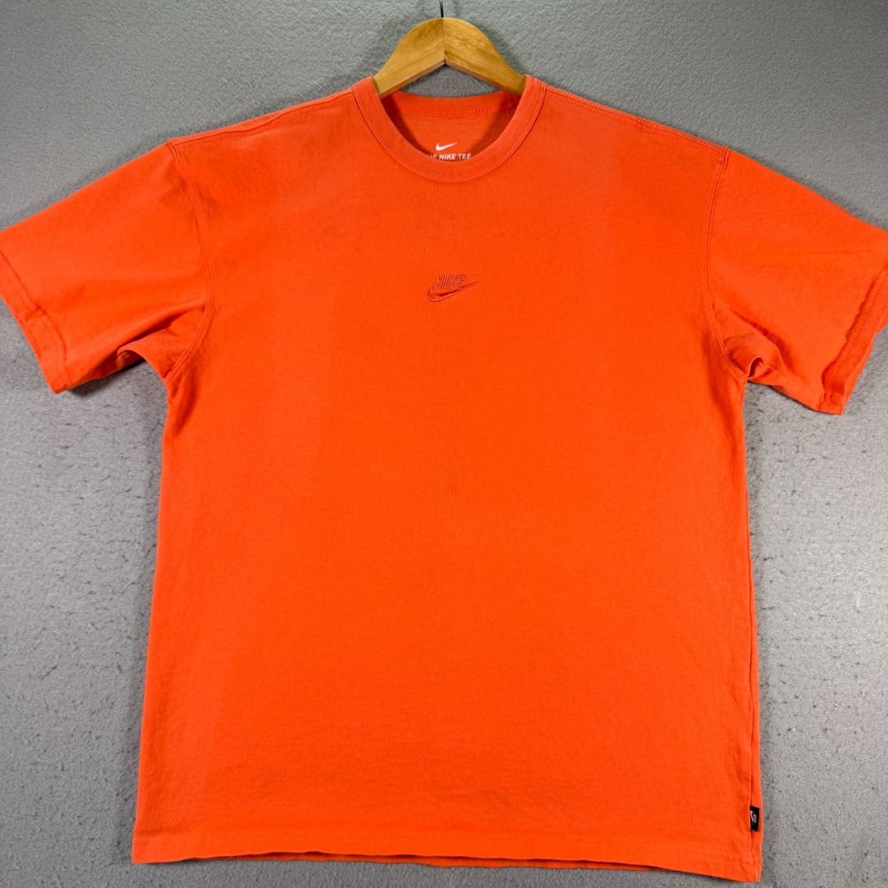 Nike Center Swoosh T-Shirt Mens Medium Solar Orange Embroidered Classic Comfort
